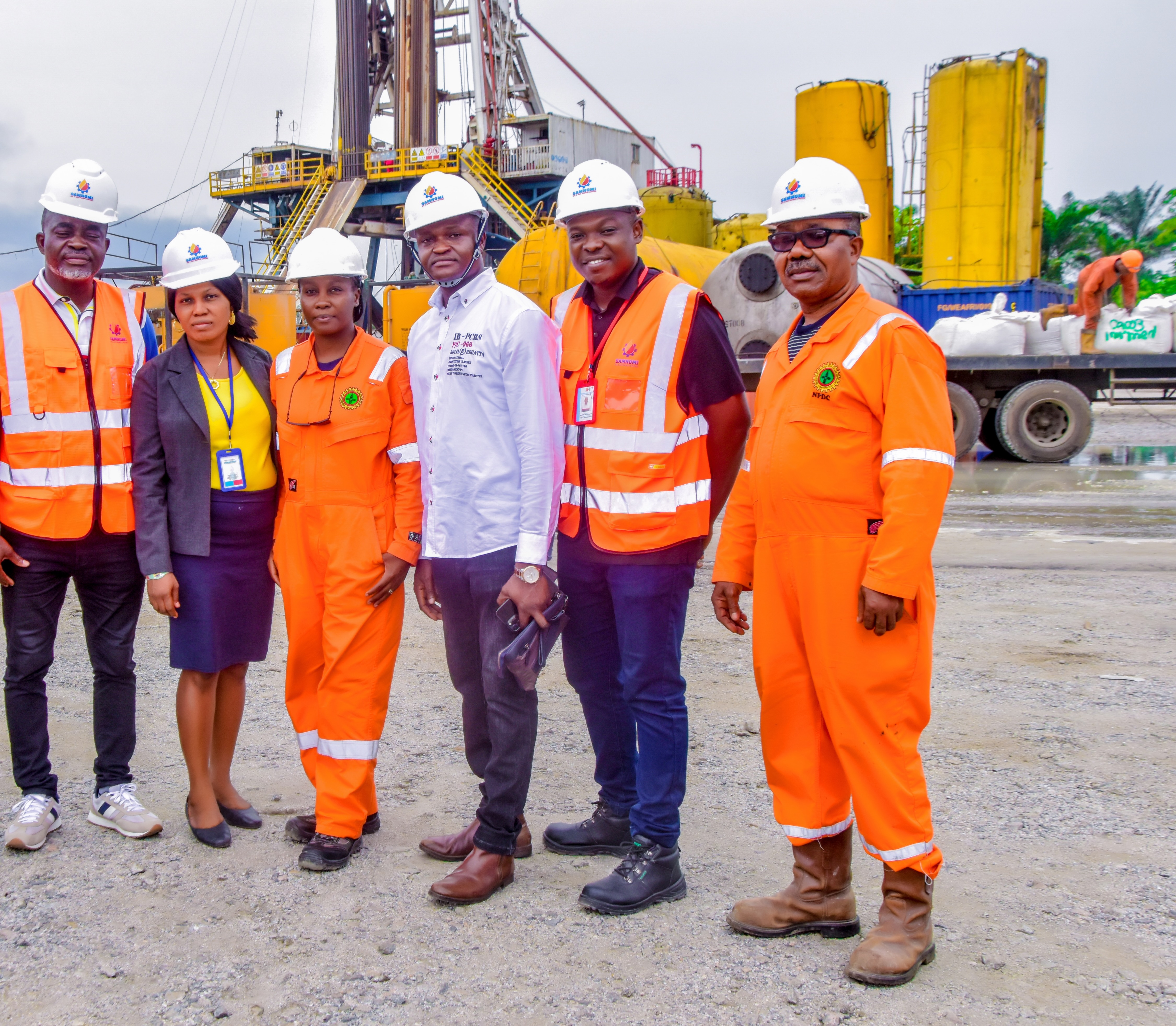 Samnomi HSE and field team on an oilfield site
